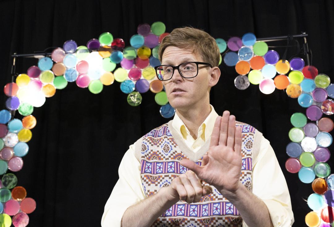 Presenter using Makaton in a workshop 